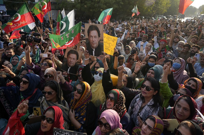 Pendukung partai mantan Perdana Menteri Pakistan Imran Khan yang dipenjara meneriakkan slogan-slogan saat protes terhadap penundaan hasil pemilihan parlemen oleh Komisi Pemilihan Umum Pakistan, di Karachi, Pakistan, Minggu, 11 Februari 2024. Pendukung partai mantan Perdana Menteri Pakistan Imran Khan yang dipenjara meneriakkan slogan-slogan saat protes terhadap penundaan hasil pemilihan parlemen oleh Komisi Pemilihan Umum Pakistan, di Karachi, Pakistan, Minggu, 11 Februari 2024. (AP Photo/Fareed Khan)