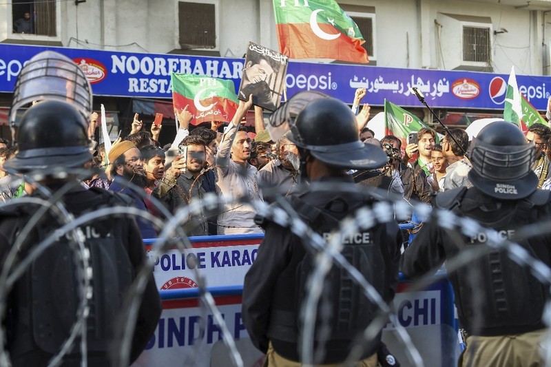 Pendukung partai mantan Perdana Menteri Pakistan Imran Khan yang dipenjara meneriakkan slogan-slogan saat protes terhadap penundaan hasil pemilihan parlemen oleh Komisi Pemilihan Umum Pakistan, di Karachi, Pakistan, Minggu, 11 Februari 2024. Pendukung partai mantan Perdana Menteri Pakistan Imran Khan yang dipenjara meneriakkan slogan-slogan saat protes terhadap penundaan hasil pemilihan parlemen oleh Komisi Pemilihan Umum Pakistan, di Karachi, Pakistan, Minggu, 11 Februari 2024. (AP Photo/Fareed Khan)