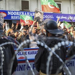 Potret Chaos Pemilu Pakistan, Demo Massal-Polisi Tembak Gas Air Mata