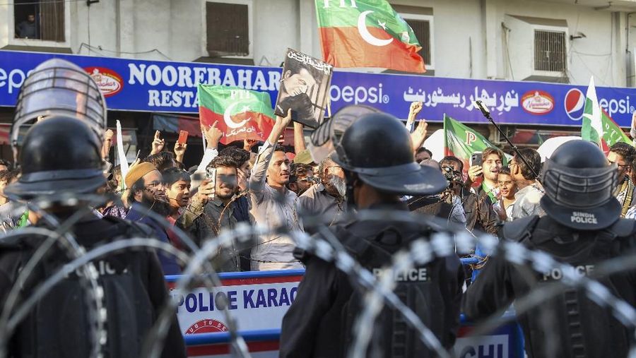 Pendukung partai mantan Perdana Menteri Pakistan Imran Khan yang dipenjara meneriakkan slogan-slogan saat protes terhadap penundaan hasil pemilihan parlemen oleh Komisi Pemilihan Umum Pakistan, di Karachi, Pakistan, Minggu, 11 Februari 2024. (AP Photo/Fareed Khan)