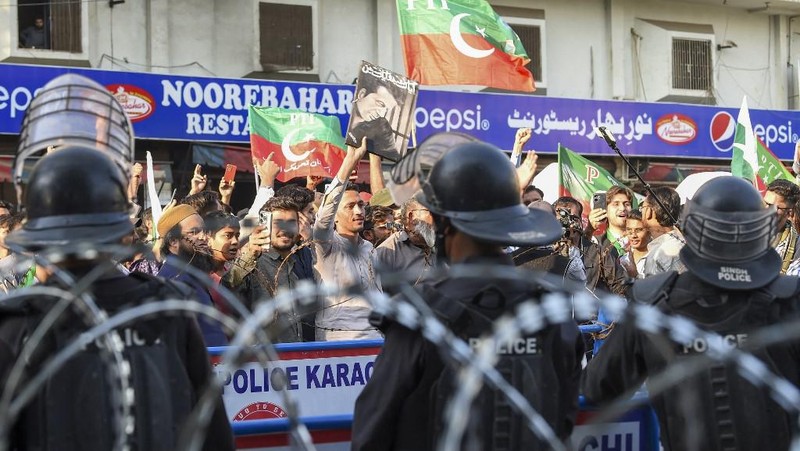 Pendukung partai mantan Perdana Menteri Pakistan Imran Khan yang dipenjara meneriakkan slogan-slogan saat protes terhadap penundaan hasil pemilihan parlemen oleh Komisi Pemilihan Umum Pakistan, di Karachi, Pakistan, Minggu, 11 Februari 2024. (AP Photo/Fareed Khan)