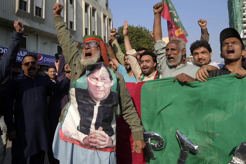 Pendukung partai mantan Perdana Menteri Pakistan Imran Khan yang dipenjara meneriakkan slogan-slogan saat protes terhadap penundaan hasil pemilihan parlemen oleh Komisi Pemilihan Umum Pakistan, di Karachi, Pakistan, Minggu, 11 Februari 2024. Pendukung partai mantan Perdana Menteri Pakistan Imran Khan yang dipenjara meneriakkan slogan-slogan saat protes terhadap penundaan hasil pemilihan parlemen oleh Komisi Pemilihan Umum Pakistan, di Karachi, Pakistan, Minggu, 11 Februari 2024. (AP Photo/Fareed Khan)