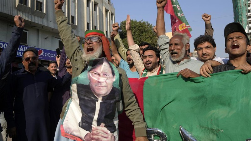 Pendukung partai mantan Perdana Menteri Pakistan Imran Khan yang dipenjara meneriakkan slogan-slogan saat protes terhadap penundaan hasil pemilihan parlemen oleh Komisi Pemilihan Umum Pakistan, di Karachi, Pakistan, Minggu, 11 Februari 2024. (AP Photo/Fareed Khan)