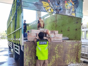 Balai Karantina Gagalkan Penyelundupan 160 Kg Sosis Ilegal dari Timor Leste