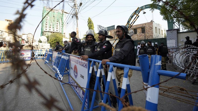 Pendukung partai mantan Perdana Menteri Pakistan Imran Khan yang dipenjara meneriakkan slogan-slogan saat protes terhadap penundaan hasil pemilihan parlemen oleh Komisi Pemilihan Umum Pakistan, di Karachi, Pakistan, Minggu, 11 Februari 2024. (AP Photo/Fareed Khan)