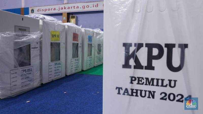 Petugas memeriksa logistik Pemilu 2024 di Gelanggang Olahraga Remaja (GOR) Senen, Jakarta, Senin (12/2/2024). (CNBC Indonesia/Faisal Rahman) Petugas memeriksa logistik Pemilu 2024 di Gelanggang Olahraga Remaja (GOR) Senen, Jakarta, Senin (12/2/2024). (CNBC Indonesia/Faisal Rahman)