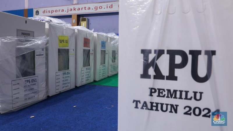 Petugas memeriksa logistik Pemilu 2024 di Gelanggang Olahraga Remaja (GOR) Senen, Jakarta, Senin (12/2/2024). (CNBC Indonesia/Faisal Rahman)