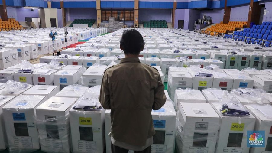 Petugas memeriksa logistik Pemilu 2024 di Gelanggang Olahraga Remaja (GOR) Senen, Jakarta, Senin (12/2/2024). (վ/Faisal Rahman)