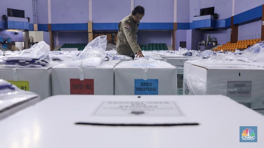 Petugas memeriksa logistik Pemilu 2024 di Gelanggang Olahraga Remaja (GOR) Senen, Jakarta, Senin (12/2/2024). (²©²ÊÍøÕ¾/Faisal Rahman)