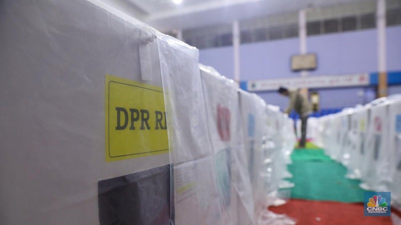 Petugas memeriksa logistik Pemilu 2024 di Gelanggang Olahraga Remaja (GOR) Senen, Jakarta, Senin (12/2/2024). (CNBC Indonesia/Faisal Rahman)