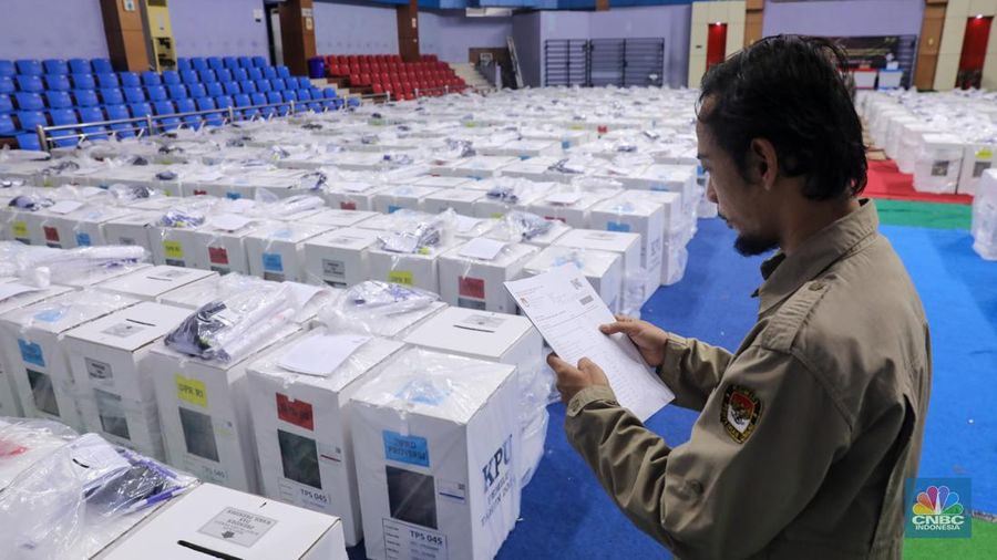 Petugas memeriksa logistik Pemilu 2024 di Gelanggang Olahraga Remaja (GOR) Senen, Jakarta, Senin (12/2/2024). (CNBC Indonesia/Faisal Rahman)