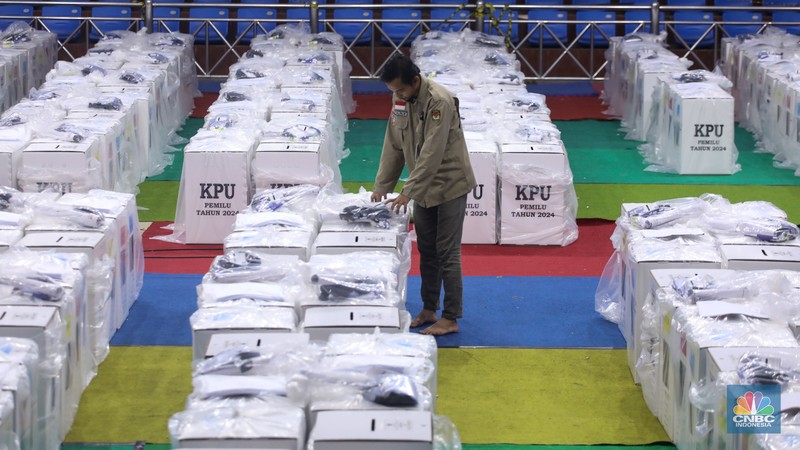 Petugas memeriksa logistik Pemilu 2024 di Gelanggang Olahraga Remaja (GOR) Senen, Jakarta, Senin (12/2/2024). (CNBC Indonesia/Faisal Rahman) Petugas memeriksa logistik Pemilu 2024 di Gelanggang Olahraga Remaja (GOR) Senen, Jakarta, Senin (12/2/2024). (CNBC Indonesia/Faisal Rahman)