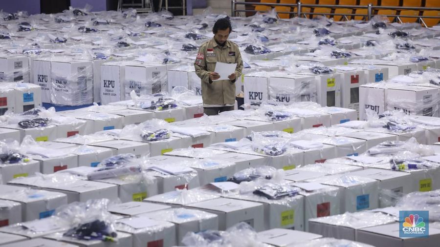 Petugas memeriksa logistik Pemilu 2024 di Gelanggang Olahraga Remaja (GOR) Senen, Jakarta, Senin (12/2/2024). (CNBC Indonesia/Faisal Rahman)