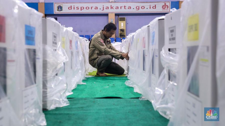 Petugas memeriksa logistik Pemilu 2024 di Gelanggang Olahraga Remaja (GOR) Senen, Jakarta, Senin (12/2/2024). (CNBC Indonesia/Faisal Rahman)
