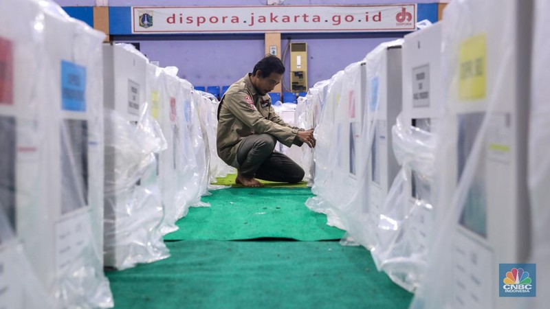Petugas memeriksa logistik Pemilu 2024 di Gelanggang Olahraga Remaja (GOR) Senen, Jakarta, Senin (12/2/2024). (CNBC Indonesia/Faisal Rahman)