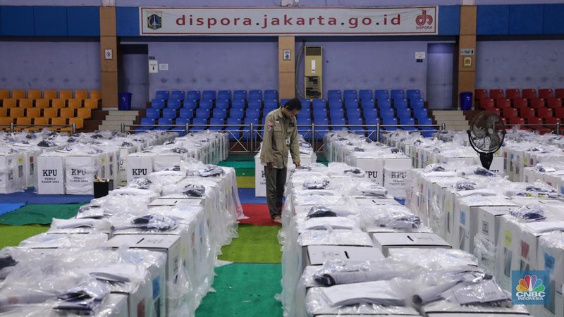 Petugas memeriksa logistik Pemilu 2024 di Gelanggang Olahraga Remaja (GOR) Senen, Jakarta, Senin (12/2/2024). (CNBC Indonesia/Faisal Rahman)