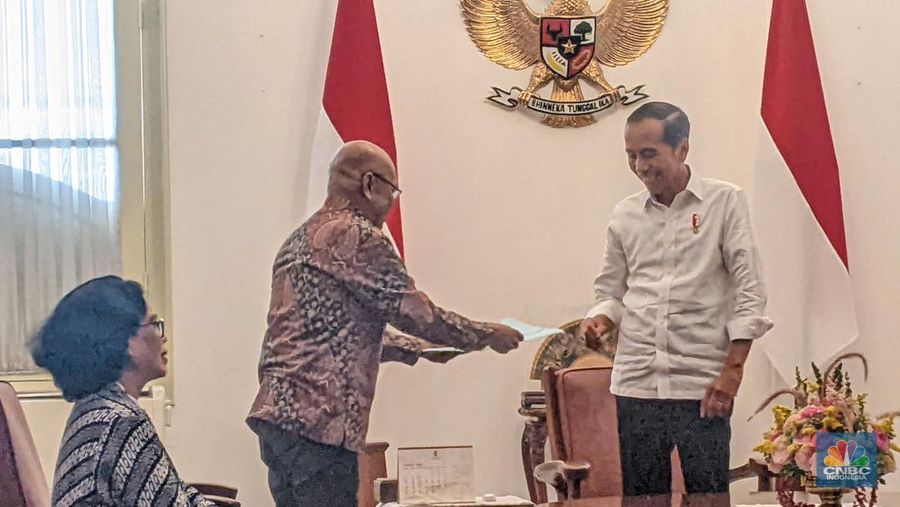 Presiden Joko Widodo (Jokowi) menerima petugas Kelompok Penyelenggara Pemungutan Suara (KPPS) wilayah Gambir TPS 10 di Istana Merdeka, Senin (12/1/2024). (CNBC Indonesia/Emir Yanwardhana)