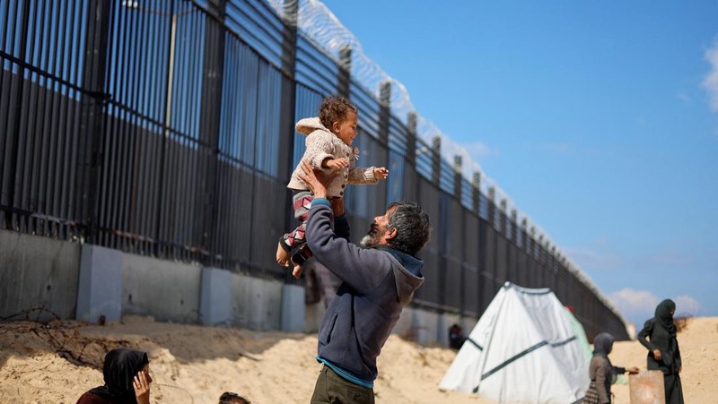 Pengungsi Palestina, Nasser Abu Mustafa, yang meninggalkan rumahnya akibat serangan Israel, melihat saat ia berlindung di perbatasan dengan Mesir, di Rafah di selatan Jalur Gaza, 10 Februari 2024. (REUTERS/Mohammed Salem)