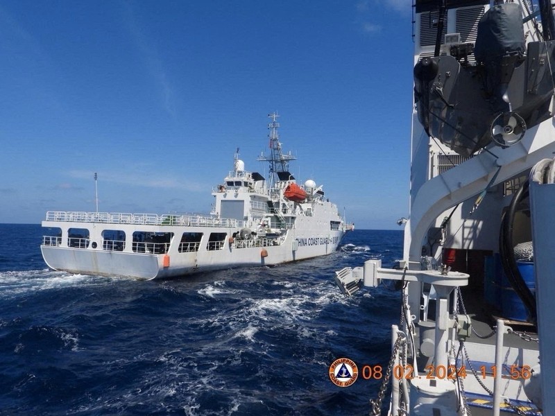 Sebuah kapal Penjaga Pantai Tiongkok bermanuver di dekat kapal Penjaga Pantai Filipina BRP Teresa Magbanua dekat Scarborough Shoal di Laut Cina Selatan, Filipina, 8 Februari 2024. Sebuah kapal Penjaga Pantai Tiongkok bermanuver di dekat kapal Penjaga Pantai Filipina BRP Teresa Magbanua dekat Scarborough Shoal di Laut Cina Selatan, Filipina, 8 Februari 2024. (Philippine Coast Guard/HANDOUT via REUTERS)