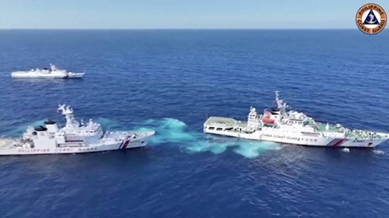 Sebuah kapal Penjaga Pantai Tiongkok bermanuver di dekat kapal Penjaga Pantai Filipina BRP Teresa Magbanua dekat Scarborough Shoal di Laut Cina Selatan, Filipina, 8 Februari 2024. (Philippine Coast Guard/HANDOUT via REUTERS)