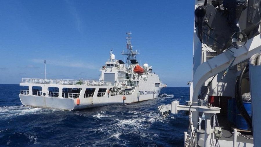 Sebuah kapal Penjaga Pantai Tiongkok bermanuver di dekat kapal Penjaga Pantai Filipina BRP Teresa Magbanua dekat Scarborough Shoal di Laut Cina Selatan, Filipina, 8 Februari 2024. (Philippine Coast Guard/HANDOUT via REUTERS)