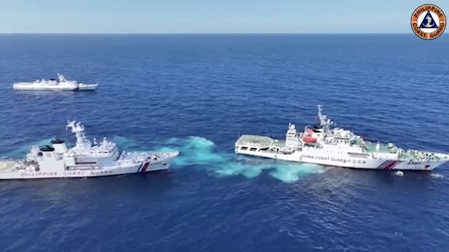 Sebuah kapal Penjaga Pantai Tiongkok bermanuver di dekat kapal Penjaga Pantai Filipina BRP Teresa Magbanua dekat Scarborough Shoal di Laut Cina Selatan, Filipina, 8 Februari 2024. (Tangkapan Layar Video Reuters/PHILIPPINE COAST GUARD)