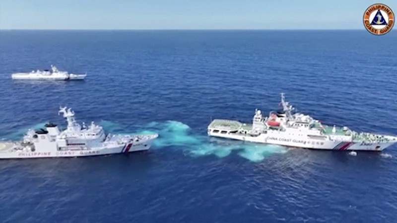 Sebuah kapal Penjaga Pantai Tiongkok bermanuver di dekat kapal Penjaga Pantai Filipina BRP Teresa Magbanua dekat Scarborough Shoal di Laut Cina Selatan, Filipina, 8 Februari 2024. (Philippine Coast Guard/HANDOUT via REUTERS)