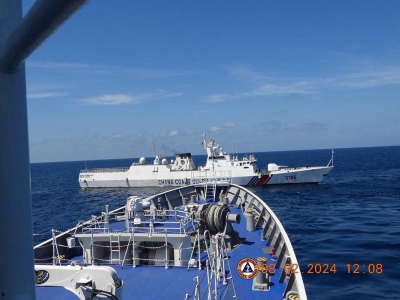 Sebuah kapal Penjaga Pantai Tiongkok bermanuver di dekat kapal Penjaga Pantai Filipina BRP Teresa Magbanua dekat Scarborough Shoal di Laut Cina Selatan, Filipina, 8 Februari 2024. Sebuah kapal Penjaga Pantai Tiongkok bermanuver di dekat kapal Penjaga Pantai Filipina BRP Teresa Magbanua dekat Scarborough Shoal di Laut Cina Selatan, Filipina, 8 Februari 2024. (Philippine Coast Guard/HANDOUT via REUTERS)