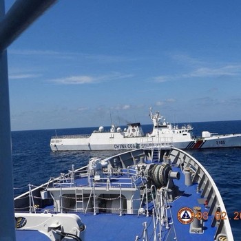 Penampakan Kapal Filipina Dipepet Kapal China di Laut China Selatan
