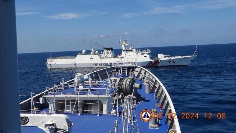 Sebuah kapal Penjaga Pantai Tiongkok bermanuver di dekat kapal Penjaga Pantai Filipina BRP Teresa Magbanua dekat Scarborough Shoal di Laut Cina Selatan, Filipina, 8 Februari 2024. (Philippine Coast Guard/HANDOUT via REUTERS)