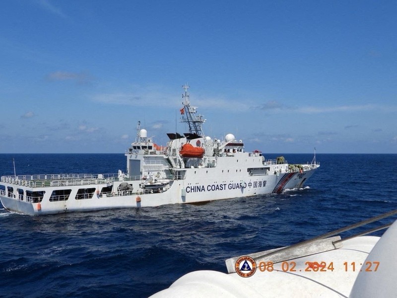 Sebuah kapal Penjaga Pantai Tiongkok bermanuver di dekat kapal Penjaga Pantai Filipina BRP Teresa Magbanua dekat Scarborough Shoal di Laut Cina Selatan, Filipina, 8 Februari 2024. Sebuah kapal Penjaga Pantai Tiongkok bermanuver di dekat kapal Penjaga Pantai Filipina BRP Teresa Magbanua dekat Scarborough Shoal di Laut Cina Selatan, Filipina, 8 Februari 2024. (Philippine Coast Guard/HANDOUT via REUTERS)
