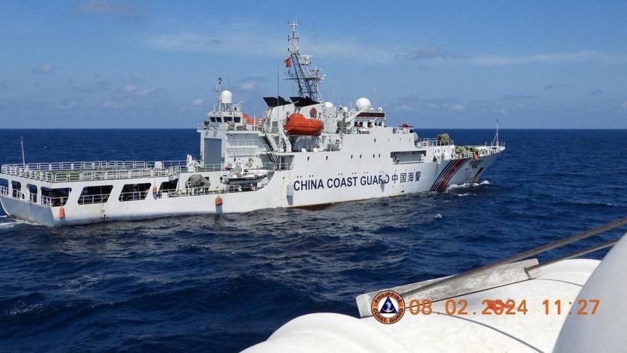 Sebuah kapal Penjaga Pantai Tiongkok bermanuver di dekat kapal Penjaga Pantai Filipina BRP Teresa Magbanua dekat Scarborough Shoal di Laut Cina Selatan, Filipina, 8 Februari 2024. (Philippine Coast Guard/HANDOUT via REUTERS)
