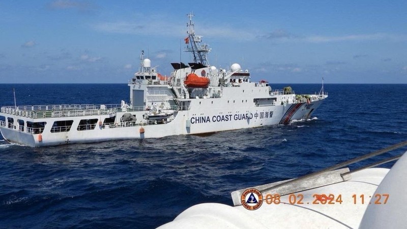 Sebuah kapal Penjaga Pantai Tiongkok bermanuver di dekat kapal Penjaga Pantai Filipina BRP Teresa Magbanua dekat Scarborough Shoal di Laut Cina Selatan, Filipina, 8 Februari 2024. (Philippine Coast Guard/HANDOUT via REUTERS)