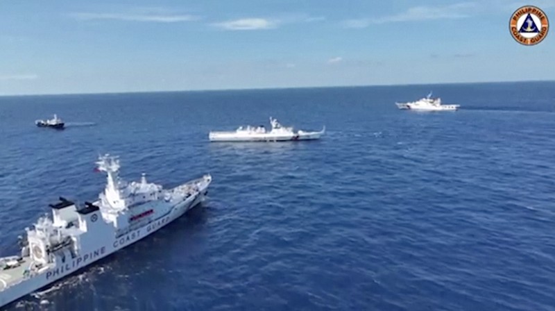 Sebuah kapal Penjaga Pantai Tiongkok bermanuver di dekat kapal Penjaga Pantai Filipina BRP Teresa Magbanua dekat Scarborough Shoal di Laut Cina Selatan, Filipina, 8 Februari 2024. Sebuah kapal Penjaga Pantai Tiongkok bermanuver di dekat kapal Penjaga Pantai Filipina BRP Teresa Magbanua dekat Scarborough Shoal di Laut Cina Selatan, Filipina, 8 Februari 2024. (Philippine Coast Guard/HANDOUT via REUTERS)