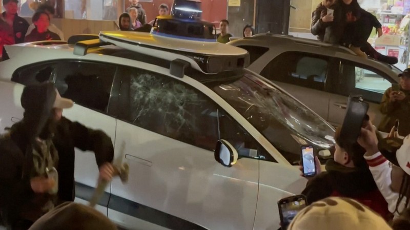 Robotaxi self-driving Waymo, milik unit penggerak otonom Alphabet, dirusak sebelum Departemen Pemadam Kebakaran San Francisco mengatakan dalam sebuah pernyataan di media sosial bahwa kembang api dilemparkan ke dalam kendaraan, di San Francisco, California 10 Februari 2024 dalam gambar diam dari video. (Courtesy of Michael Vandi/ via REUTERS)
