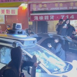 Warga Amerika Ngamuk Bakar Taksi Robot, Alasannya Misterius