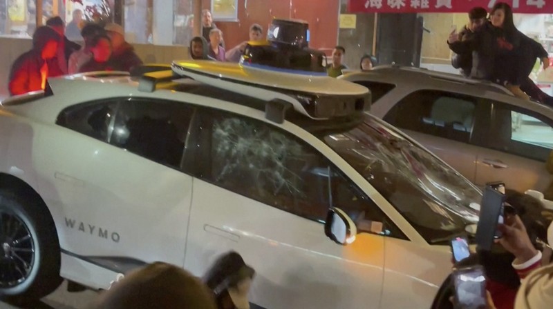 Robotaxi self-driving Waymo, milik unit penggerak otonom Alphabet, dirusak sebelum Departemen Pemadam Kebakaran San Francisco mengatakan dalam sebuah pernyataan di media sosial bahwa kembang api dilemparkan ke dalam kendaraan, di San Francisco, California 10 Februari 2024 dalam gambar diam dari video. Robotaxi self-driving Waymo, milik unit penggerak otonom Alphabet, dirusak sebelum Departemen Pemadam Kebakaran San Francisco mengatakan dalam sebuah pernyataan di media sosial bahwa kembang api dilemparkan ke dalam kendaraan, di San Francisco, California 10 Februari 2024 dalam gambar diam dari video. (Courtesy of Michael Vandi/ via REUTERS)