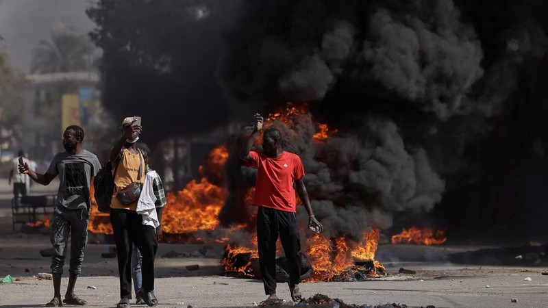 Demonstran Senegal memprotes penundaan pemilihan presiden 25 Februari, di Dakar, Senegal 9 Februari 2024. (REUTERS/Zohra Bensemra)