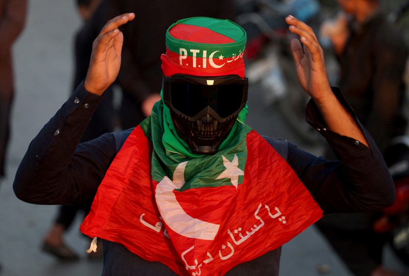 Pendukung partai mantan Perdana Menteri Pakistan Imran Khan yang dipenjara meneriakkan slogan-slogan saat protes terhadap penundaan hasil pemilihan parlemen oleh Komisi Pemilihan Umum Pakistan, di Karachi, Pakistan, Minggu, 11 Februari 2024. Pendukung partai mantan Perdana Menteri Pakistan Imran Khan yang dipenjara meneriakkan slogan-slogan saat protes terhadap penundaan hasil pemilihan parlemen oleh Komisi Pemilihan Umum Pakistan, di Karachi, Pakistan, Minggu, 11 Februari 2024. (AP Photo/Fareed Khan)