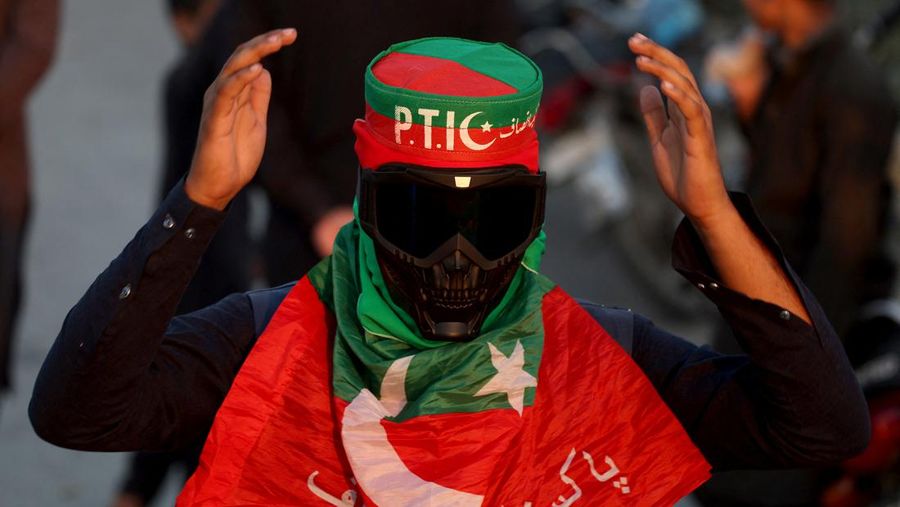 Pendukung partai mantan Perdana Menteri Pakistan Imran Khan yang dipenjara meneriakkan slogan-slogan saat protes terhadap penundaan hasil pemilihan parlemen oleh Komisi Pemilihan Umum Pakistan, di Karachi, Pakistan, Minggu, 11 Februari 2024. (AP Photo/Fareed Khan)