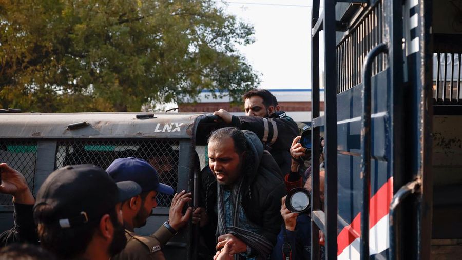 Pendukung partai mantan Perdana Menteri Pakistan Imran Khan yang dipenjara meneriakkan slogan-slogan saat protes terhadap penundaan hasil pemilihan parlemen oleh Komisi Pemilihan Umum Pakistan, di Karachi, Pakistan, Minggu, 11 Februari 2024. (AP Photo/Fareed Khan)