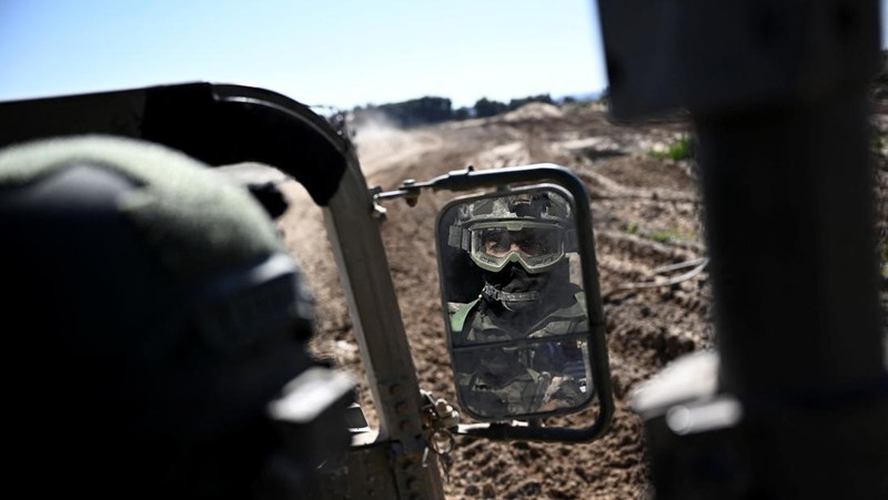 Pengungsi Palestina, Nasser Abu Mustafa, yang meninggalkan rumahnya akibat serangan Israel, melihat saat ia berlindung di perbatasan dengan Mesir, di Rafah di selatan Jalur Gaza, 10 Februari 2024. (REUTERS/Mohammed Salem)