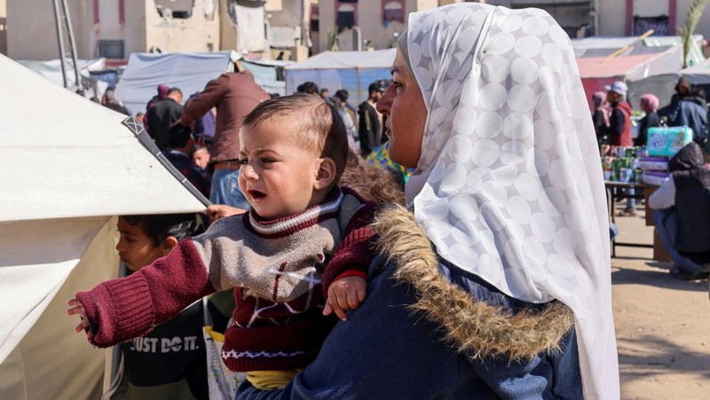 Pengungsi Palestina, Nasser Abu Mustafa, yang meninggalkan rumahnya akibat serangan Israel, melihat saat ia berlindung di perbatasan dengan Mesir, di Rafah di selatan Jalur Gaza, 10 Februari 2024. (REUTERS/Mohammed Salem)