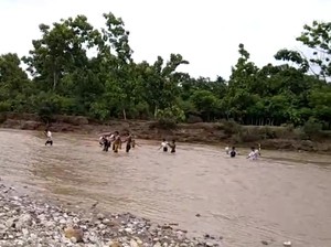Puluhan Siswa Nekat Terobos Banjir saat Pulang Sekolah, Sempat Terseret