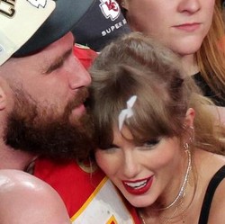 Viral Taylor Swift Cium Pacar di Super Bowl, Disiarkan Sedunia