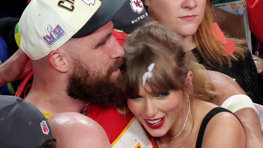 Taylor Swift memberikan hadiah berupa pelukan dan ciuman kepada kekasihnya, Travis Kelce, yang memenangkan Super Bowl LVII 2024. (REUTERS/CARLOS BARRIA)