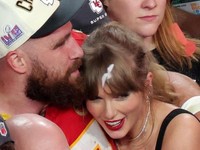 Viral Taylor Swift Cium Pacar di Super Bowl, Disiarkan Sedunia