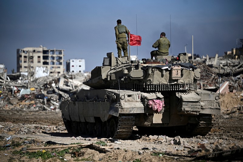 Pengungsi Palestina, Nasser Abu Mustafa, yang meninggalkan rumahnya akibat serangan Israel, melihat saat ia berlindung di perbatasan dengan Mesir, di Rafah di selatan Jalur Gaza, 10 Februari 2024. Pengungsi Palestina, Nasser Abu Mustafa, yang meninggalkan rumahnya akibat serangan Israel, melihat saat ia berlindung di perbatasan dengan Mesir, di Rafah di selatan Jalur Gaza, 10 Februari 2024. (REUTERS/Mohammed Salem)