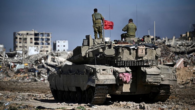 Pengungsi Palestina, Nasser Abu Mustafa, yang meninggalkan rumahnya akibat serangan Israel, melihat saat ia berlindung di perbatasan dengan Mesir, di Rafah di selatan Jalur Gaza, 10 Februari 2024. (REUTERS/Mohammed Salem)
