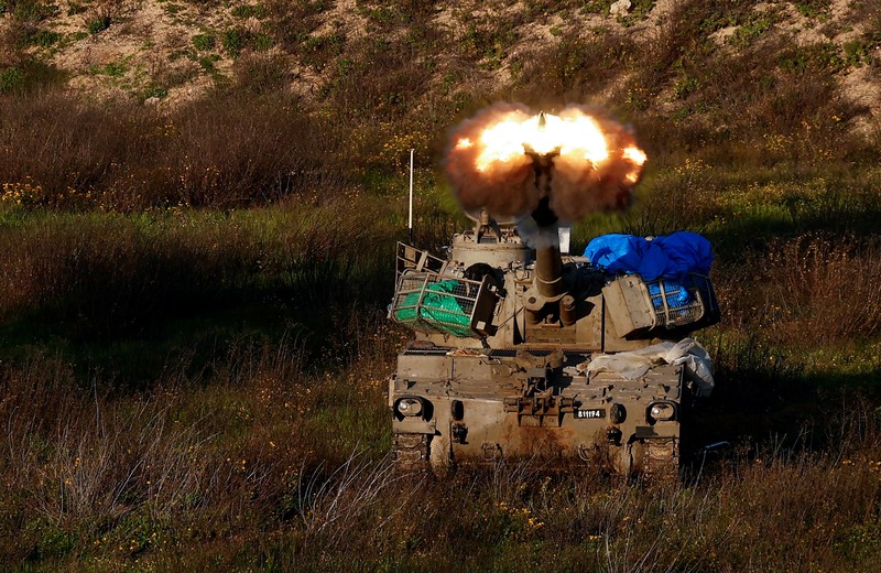 Pengungsi Palestina, Nasser Abu Mustafa, yang meninggalkan rumahnya akibat serangan Israel, melihat saat ia berlindung di perbatasan dengan Mesir, di Rafah di selatan Jalur Gaza, 10 Februari 2024. (REUTERS/Mohammed Salem)